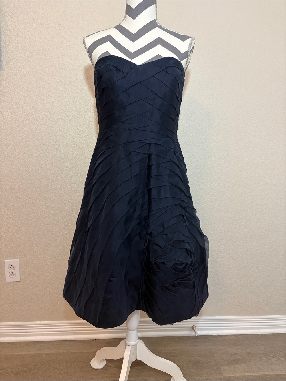 Carmen Marc Valvo Strapless Navy Pleated Fit-and-Flare Dress with Rosette